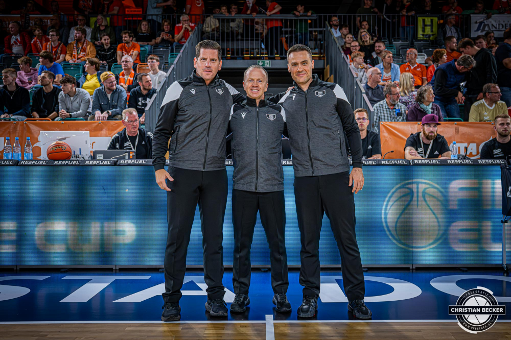 Basketball FIBA Europe Cup, Saison 2025/2026, Herren, Qualifikation, Hinspiel, 24.09.2025, RASTA Vechta - BC Balkan
Die Schiedsrichter vor der Partie
Schlüsselwörter: 24.09.2025;BC;Balkan;Basketball;Cup;Europe;FEC;FIBA;Hinspiel;International;Liga;Qualifikation;RASTA;RASTA Dome;Saison 2025/2026;Vechta