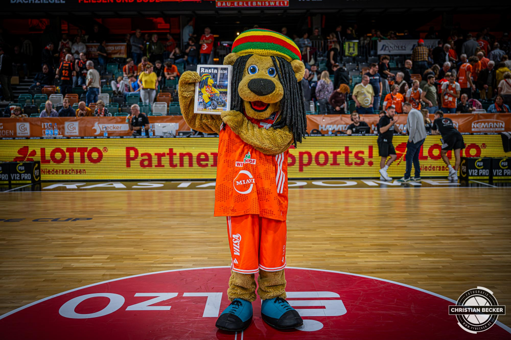 Basketball FIBA Europe Cup, Saison 2025/2026, Herren, Qualifikation, Hinspiel, 24.09.2025, RASTA Vechta - BC Balkan
Bob (Maskottchen - RASTA Vechta) mit der Saisonbeilage 2025/2026 der OM Medien
Schlüsselwörter: 24.09.2025;BC;Balkan;Basketball;Cup;Europe;FEC;FIBA;Hinspiel;International;Liga;Qualifikation;RASTA;RASTA Dome;Saison 2025/2026;Vechta