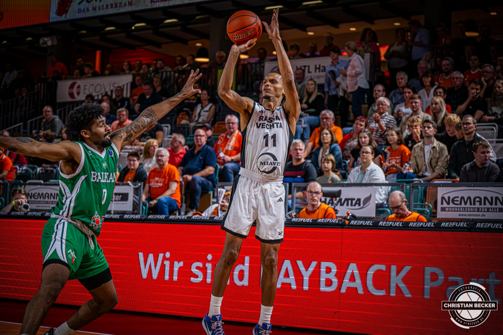 Basketball FIBA Europe Cup, Saison 2025/2026, Herren, Qualifikation, Hinspiel, 24.09.2025, RASTA Vechta - BC Balkan
Alonzo Verge (#11 - RASTA Vechta) beim Jumpshot
Schlüsselwörter: 24.09.2025;BC;Balkan;Basketball;Cup;Europe;FEC;FIBA;Hinspiel;International;Liga;Qualifikation;RASTA;RASTA Dome;Saison 2025/2026;Vechta