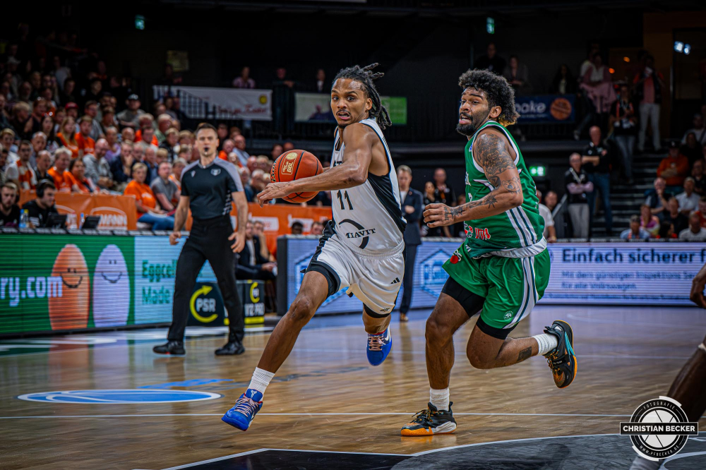 Basketball FIBA Europe Cup, Saison 2025/2026, Herren, Qualifikation, Hinspiel, 24.09.2025, RASTA Vechta - BC Balkan
Alonzo Verge (#11 - RASTA Vechta) in Aktion
Schlüsselwörter: 24.09.2025;BC;Balkan;Basketball;Cup;Europe;FEC;FIBA;Hinspiel;International;Liga;Qualifikation;RASTA;RASTA Dome;Saison 2025/2026;Vechta