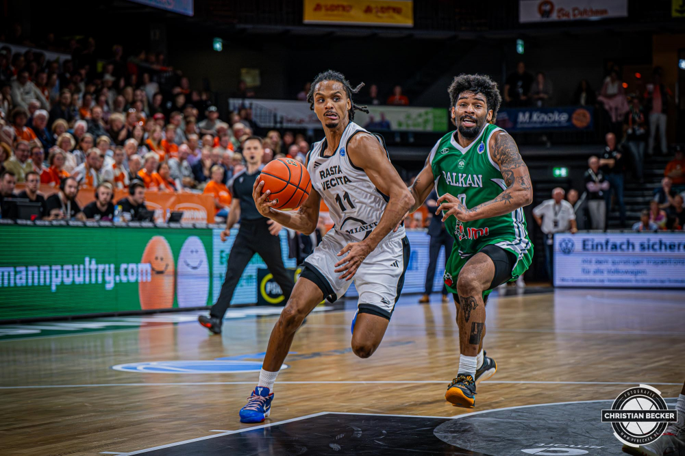 Basketball FIBA Europe Cup, Saison 2025/2026, Herren, Qualifikation, Hinspiel, 24.09.2025, RASTA Vechta - BC Balkan
Alonzo Verge (#11 - RASTA Vechta) in Aktion
Schlüsselwörter: 24.09.2025;BC;Balkan;Basketball;Cup;Europe;FEC;FIBA;Hinspiel;International;Liga;Qualifikation;RASTA;RASTA Dome;Saison 2025/2026;Vechta