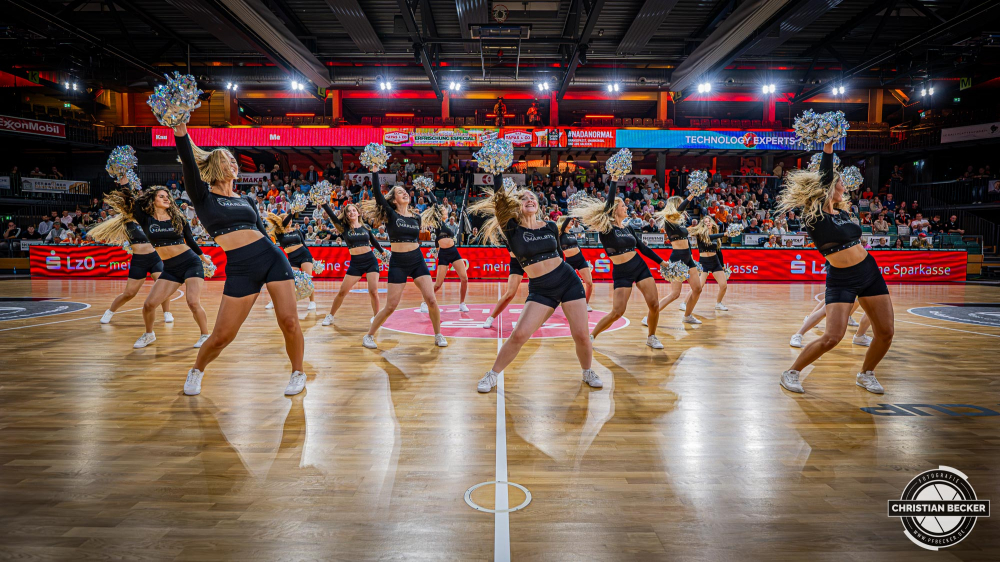 Basketball FIBA Europe Cup, Saison 2025/2026, Herren, Qualifikation, Hinspiel, 24.09.2025, RASTA Vechta - BC Balkan
Marleys (Cheerleader - RASTA Vechta) w&auml;hrend der Partie
Schlüsselwörter: 24.09.2025;BC;Balkan;Basketball;Cup;Europe;FEC;FIBA;Hinspiel;International;Liga;Qualifikation;RASTA;RASTA Dome;Saison 2025/2026;Vechta