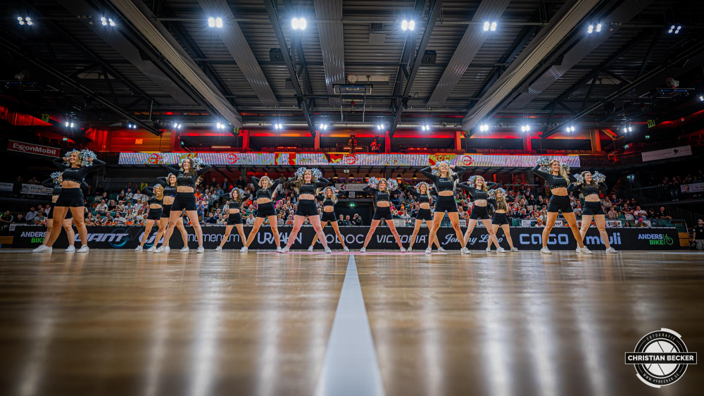 Basketball FIBA Europe Cup, Saison 2025/2026, Herren, Qualifikation, Hinspiel, 24.09.2025, RASTA Vechta - BC Balkan
Marleys (Cheerleader - RASTA Vechta) w&auml;hrend der Partie
Schlüsselwörter: 24.09.2025;BC;Balkan;Basketball;Cup;Europe;FEC;FIBA;Hinspiel;International;Liga;Qualifikation;RASTA;RASTA Dome;Saison 2025/2026;Vechta