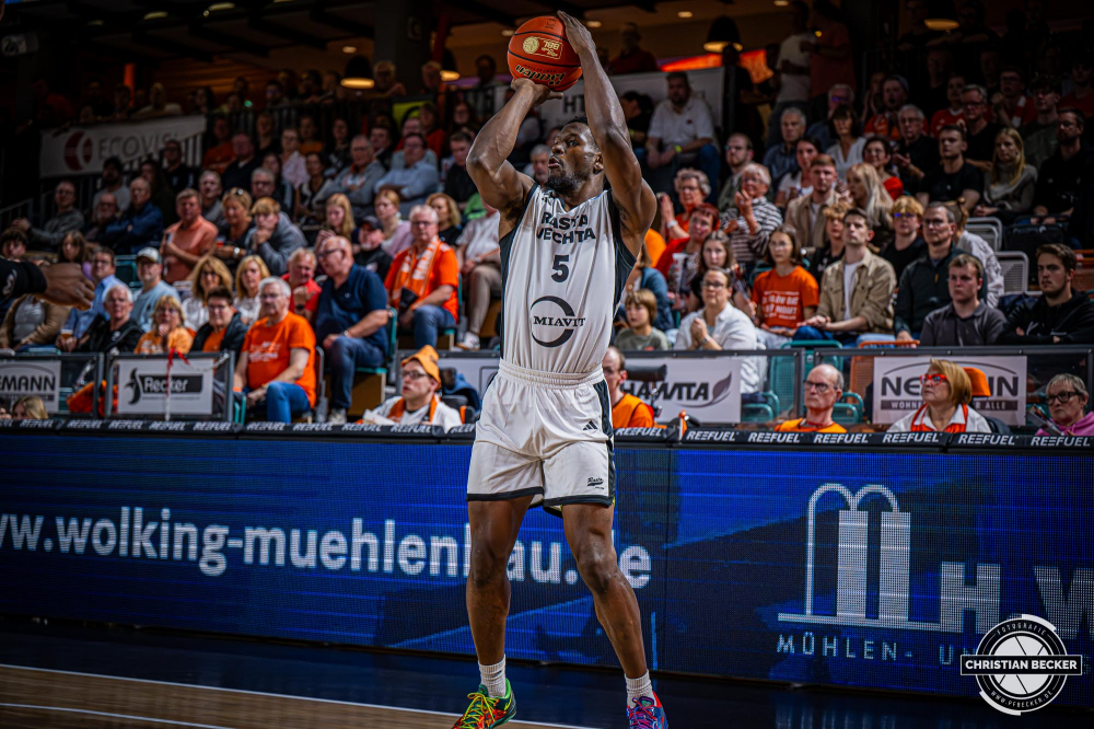 Basketball FIBA Europe Cup, Saison 2025/2026, Herren, Qualifikation, Hinspiel, 24.09.2025, RASTA Vechta - BC Balkan
TJ Bamba (#5 - RASTA Vechta) beim Jumpshot
Schlüsselwörter: 24.09.2025;BC;Balkan;Basketball;Cup;Europe;FEC;FIBA;Hinspiel;International;Liga;Qualifikation;RASTA;RASTA Dome;Saison 2025/2026;Vechta