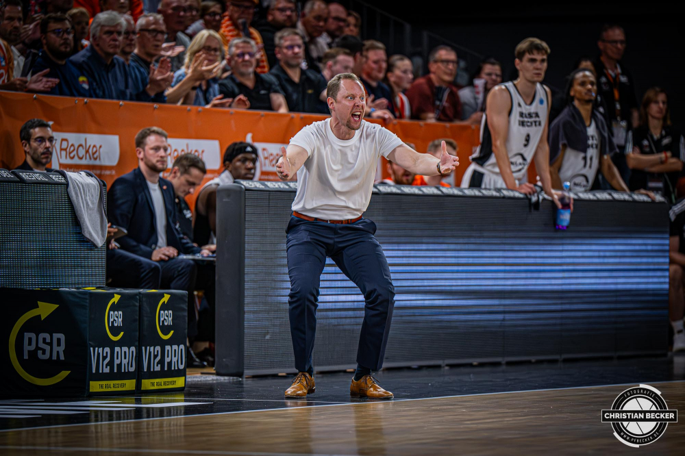 Basketball FIBA Europe Cup, Saison 2025/2026, Herren, Qualifikation, Hinspiel, 24.09.2025, RASTA Vechta - BC Balkan
Christian Held (Headcoach - RASTA Vechta) w&auml;hrend der Partie
Schlüsselwörter: 24.09.2025;BC;Balkan;Basketball;Cup;Europe;FEC;FIBA;Hinspiel;International;Liga;Qualifikation;RASTA;RASTA Dome;Saison 2025/2026;Vechta