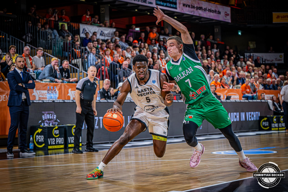 Basketball FIBA Europe Cup, Saison 2025/2026, Herren, Qualifikation, Hinspiel, 24.09.2025, RASTA Vechta - BC Balkan
TJ Bamba (#5 - RASTA Vechta) in Aktion
Schlüsselwörter: 24.09.2025;BC;Balkan;Basketball;Cup;Europe;FEC;FIBA;Hinspiel;International;Liga;Qualifikation;RASTA;RASTA Dome;Saison 2025/2026;Vechta
