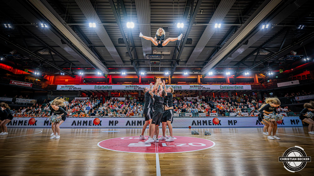 Basketball FIBA Europe Cup, Saison 2025/2026, Herren, Qualifikation, Hinspiel, 24.09.2025, RASTA Vechta - BC Balkan
Marleys (Cheerleader - RASTA Vechta) w&auml;hrend der Partie
Schlüsselwörter: 24.09.2025;BC;Balkan;Basketball;Cup;Europe;FEC;FIBA;Hinspiel;International;Liga;Qualifikation;RASTA;RASTA Dome;Saison 2025/2026;Vechta