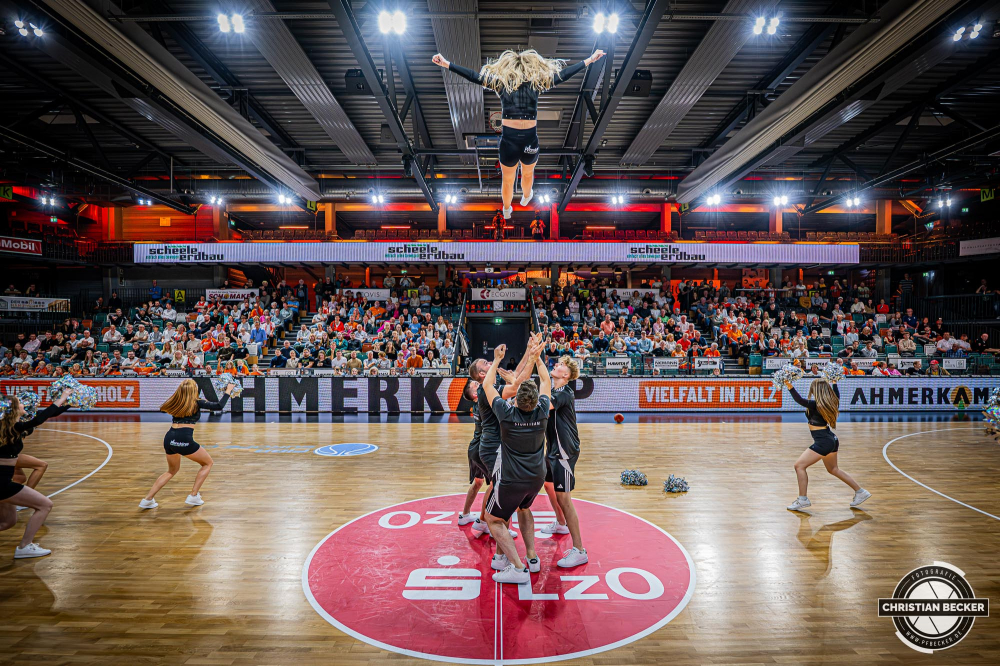 Basketball FIBA Europe Cup, Saison 2025/2026, Herren, Qualifikation, Hinspiel, 24.09.2025, RASTA Vechta - BC Balkan
Marleys (Cheerleader - RASTA Vechta) w&auml;hrend der Partie
Schlüsselwörter: 24.09.2025;BC;Balkan;Basketball;Cup;Europe;FEC;FIBA;Hinspiel;International;Liga;Qualifikation;RASTA;RASTA Dome;Saison 2025/2026;Vechta