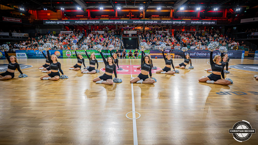 Basketball FIBA Europe Cup, Saison 2025/2026, Herren, Qualifikation, Hinspiel, 24.09.2025, RASTA Vechta - BC Balkan
Marleys (Cheerleader - RASTA Vechta) w&auml;hrend der Partie
Schlüsselwörter: 24.09.2025;BC;Balkan;Basketball;Cup;Europe;FEC;FIBA;Hinspiel;International;Liga;Qualifikation;RASTA;RASTA Dome;Saison 2025/2026;Vechta