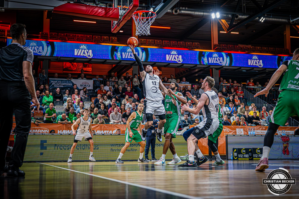 Basketball FIBA Europe Cup, Saison 2025/2026, Herren, Qualifikation, Hinspiel, 24.09.2025, RASTA Vechta - BC Balkan
Tommy Kuhse (#12 - RASTA Vechta) beim Korbleger
Schlüsselwörter: 24.09.2025;BC;Balkan;Basketball;Cup;Europe;FEC;FIBA;Hinspiel;International;Liga;Qualifikation;RASTA;RASTA Dome;Saison 2025/2026;Vechta