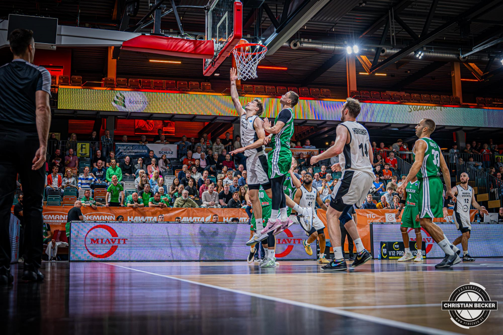 Basketball FIBA Europe Cup, Saison 2025/2026, Herren, Qualifikation, Hinspiel, 24.09.2025, RASTA Vechta - BC Balkan
Joschka Ferner (#9 - RASTA Vechta) beim Korbleger
Schlüsselwörter: 24.09.2025;BC;Balkan;Basketball;Cup;Europe;FEC;FIBA;Hinspiel;International;Liga;Qualifikation;RASTA;RASTA Dome;Saison 2025/2026;Vechta