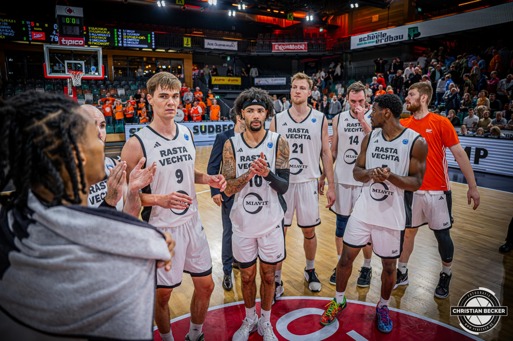 Basketball FIBA Europe Cup, Saison 2025/2026, Herren, Qualifikation, Hinspiel, 24.09.2025, RASTA Vechta - BC Balkan
Das Team von RASTA Vechta nach der Partie
Schlüsselwörter: 24.09.2025;BC;Balkan;Basketball;Cup;Europe;FEC;FIBA;Hinspiel;International;Liga;Qualifikation;RASTA;RASTA Dome;Saison 2025/2026;Vechta