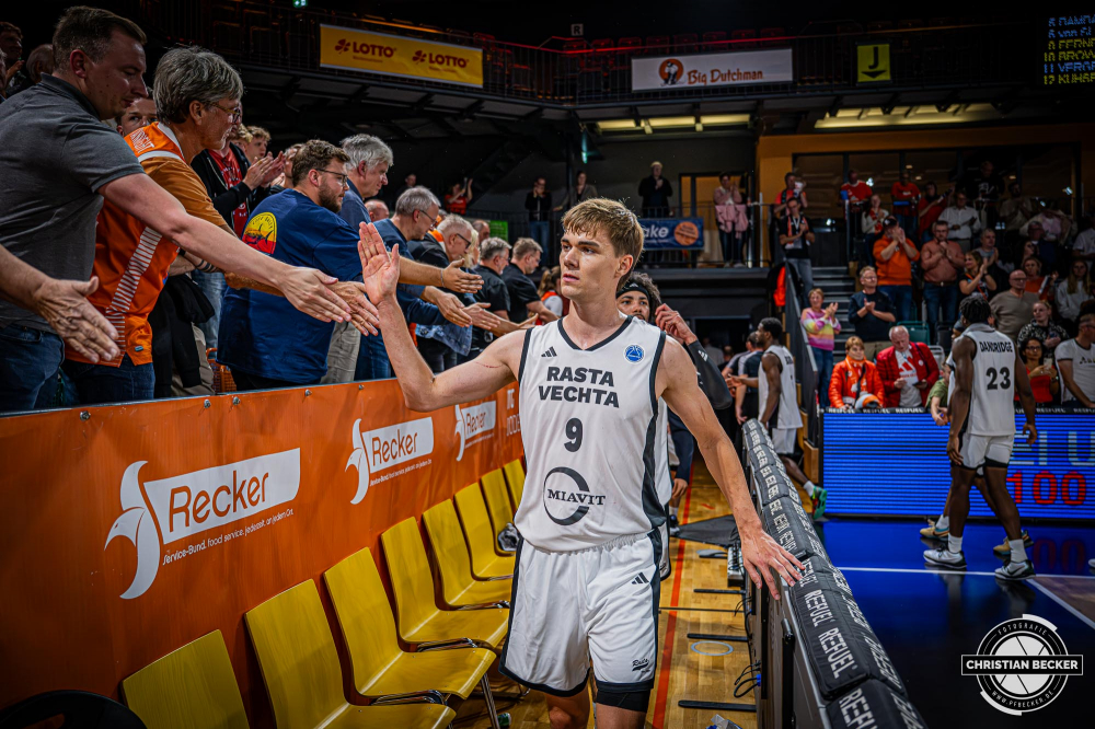 Basketball FIBA Europe Cup, Saison 2025/2026, Herren, Qualifikation, Hinspiel, 24.09.2025, RASTA Vechta - BC Balkan
Joschka Ferner (#9 - RASTA Vechta) nach der Partie
Schlüsselwörter: 24.09.2025;BC;Balkan;Basketball;Cup;Europe;FEC;FIBA;Hinspiel;International;Liga;Qualifikation;RASTA;RASTA Dome;Saison 2025/2026;Vechta