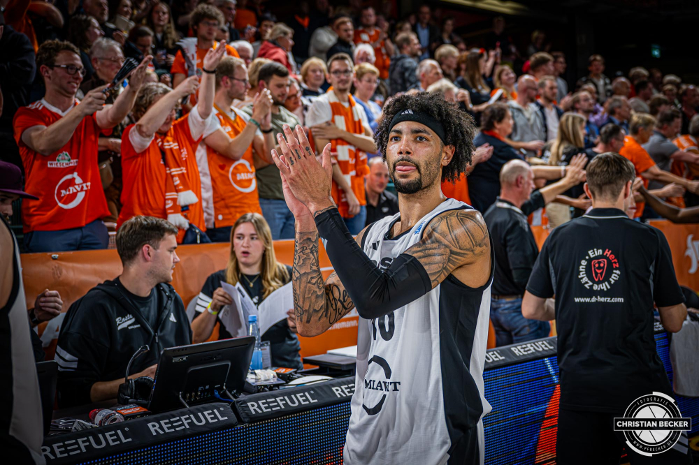 Basketball FIBA Europe Cup, Saison 2025/2026, Herren, Qualifikation, Hinspiel, 24.09.2025, RASTA Vechta - BC Balkan
Tevin Brown (#10 - RASTA Vechta) nach der Partie
Schlüsselwörter: 24.09.2025;BC;Balkan;Basketball;Cup;Europe;FEC;FIBA;Hinspiel;International;Liga;Qualifikation;RASTA;RASTA Dome;Saison 2025/2026;Vechta