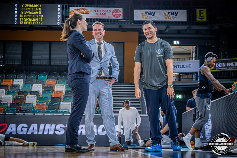 1. Basketball Bundesliga, easyCredit BBL, Saison 2025/2026, Herren, Hauptrunde, 1. Spieltag, 27.09.2025, RASTA Vechta - MLP Academics Heidelberg
Danny Jansson (Head Coach - MLP Academics Heidelberg) im Gespr&auml;ch mit den Schiedsrichtern Dennis Sirowi und Aleksandra Pawlik (Schiedsrichter BBL)
Schlüsselwörter: 1. Bundesliga;1. Spieltag;27.09.2025;Academics;BBL;Basketball;Hauptrunde;Heidelberg;Liga;MLP;RASTA;RASTA Dome;Saison 2025/2026;Vechta;easycredit