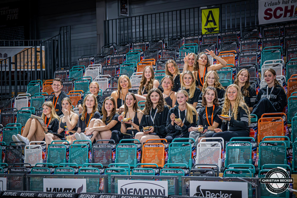 1. Basketball Bundesliga, easyCredit BBL, Saison 2025/2026, Herren, Hauptrunde, 1. Spieltag, 27.09.2025, RASTA Vechta - MLP Academics Heidelberg
Marleys (Cheerleader - RASTA Vechta) vor der Partie
Schlüsselwörter: 1. Bundesliga;1. Spieltag;27.09.2025;Academics;BBL;Basketball;Hauptrunde;Heidelberg;Liga;MLP;RASTA;RASTA Dome;Saison 2025/2026;Vechta;easycredit