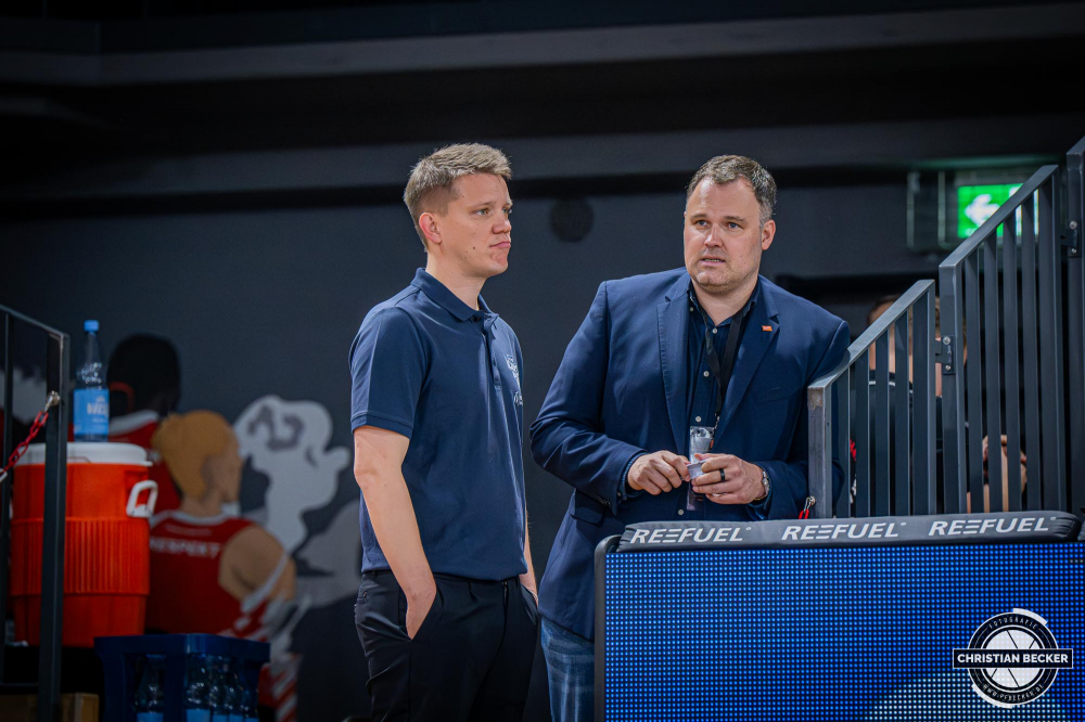 1. Basketball Bundesliga, easyCredit BBL, Saison 2025/2026, Herren, Hauptrunde, 1. Spieltag, 27.09.2025, RASTA Vechta - MLP Academics Heidelberg
Alex Vogel (Sportlicher Leiter - MLP Academics Heidelberg) im Gespr&auml;ch mit Gerrit Kersten-Thiele (Sportdirektor - RASTA Vechta)
Schlüsselwörter: 1. Bundesliga;1. Spieltag;27.09.2025;Academics;BBL;Basketball;Hauptrunde;Heidelberg;Liga;MLP;RASTA;RASTA Dome;Saison 2025/2026;Vechta;easycredit