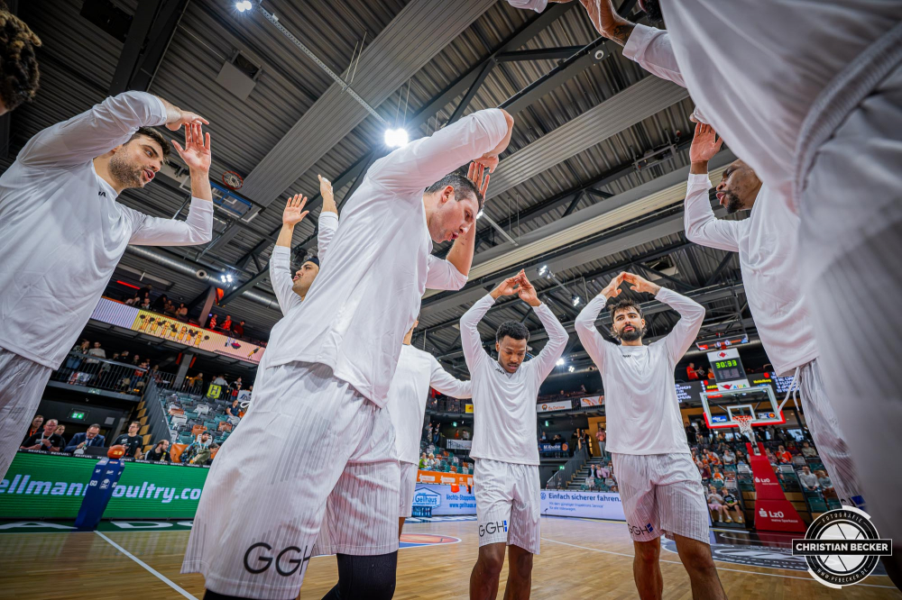 1. Basketball Bundesliga, easyCredit BBL, Saison 2025/2026, Herren, Hauptrunde, 1. Spieltag, 27.09.2025, RASTA Vechta - MLP Academics Heidelberg
Das Team der MLP Academics Heidelberg vor der Partie
Schlüsselwörter: 1. Bundesliga;1. Spieltag;27.09.2025;Academics;BBL;Basketball;Hauptrunde;Heidelberg;Liga;MLP;RASTA;RASTA Dome;Saison 2025/2026;Vechta;easycredit