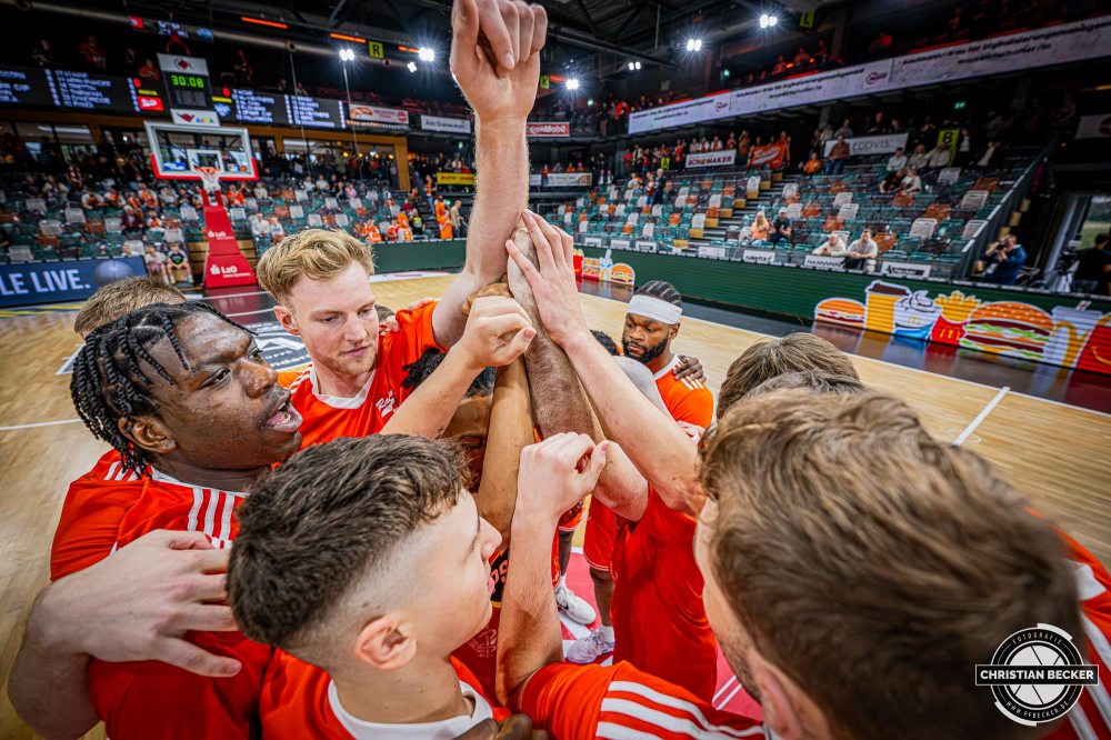 1. Basketball Bundesliga, easyCredit BBL, Saison 2025/2026, Herren, Hauptrunde, 1. Spieltag, 27.09.2025, RASTA Vechta - MLP Academics Heidelberg
Das Team von RASTA Vechta vor der Partie
Schlüsselwörter: 1. Bundesliga;1. Spieltag;27.09.2025;Academics;BBL;Basketball;Hauptrunde;Heidelberg;Liga;MLP;RASTA;RASTA Dome;Saison 2025/2026;Vechta;easycredit