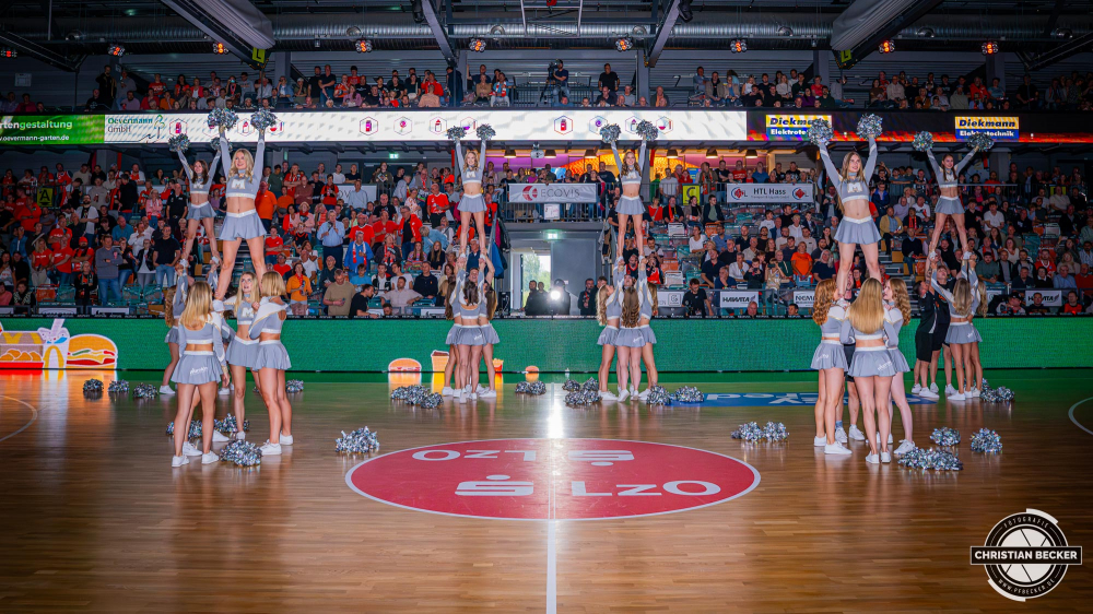1. Basketball Bundesliga, easyCredit BBL, Saison 2025/2026, Herren, Hauptrunde, 1. Spieltag, 27.09.2025, RASTA Vechta - MLP Academics Heidelberg
Marleys (Cheerleader - RASTA Vechta) vor der Partie
Schlüsselwörter: 1. Bundesliga;1. Spieltag;27.09.2025;Academics;BBL;Basketball;Hauptrunde;Heidelberg;Liga;MLP;RASTA;RASTA Dome;Saison 2025/2026;Vechta;easycredit