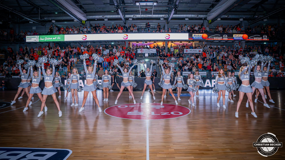 1. Basketball Bundesliga, easyCredit BBL, Saison 2025/2026, Herren, Hauptrunde, 1. Spieltag, 27.09.2025, RASTA Vechta - MLP Academics Heidelberg
Marleys (Cheerleader - RASTA Vechta) vor der Partie
Schlüsselwörter: 1. Bundesliga;1. Spieltag;27.09.2025;Academics;BBL;Basketball;Hauptrunde;Heidelberg;Liga;MLP;RASTA;RASTA Dome;Saison 2025/2026;Vechta;easycredit