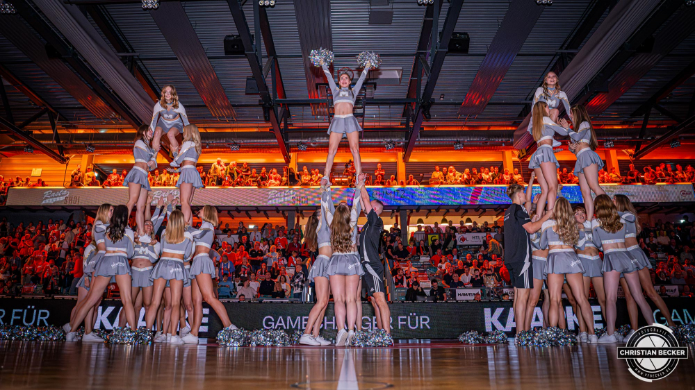 1. Basketball Bundesliga, easyCredit BBL, Saison 2025/2026, Herren, Hauptrunde, 1. Spieltag, 27.09.2025, RASTA Vechta - MLP Academics Heidelberg
Marleys (Cheerleader - RASTA Vechta) vor der Partie
Schlüsselwörter: 1. Bundesliga;1. Spieltag;27.09.2025;Academics;BBL;Basketball;Hauptrunde;Heidelberg;Liga;MLP;RASTA;RASTA Dome;Saison 2025/2026;Vechta;easycredit