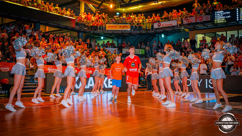 1. Basketball Bundesliga, easyCredit BBL, Saison 2025/2026, Herren, Hauptrunde, 1. Spieltag, 27.09.2025, RASTA Vechta - MLP Academics Heidelberg
Die Einlaufkinder mit Dominik Dolic (#8 - RASTA Vechta)
Schlüsselwörter: 1. Bundesliga;1. Spieltag;27.09.2025;Academics;BBL;Basketball;Hauptrunde;Heidelberg;Liga;MLP;RASTA;RASTA Dome;Saison 2025/2026;Vechta;easycredit