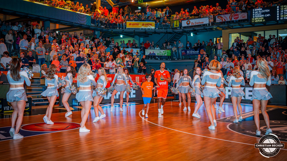 1. Basketball Bundesliga, easyCredit BBL, Saison 2025/2026, Herren, Hauptrunde, 1. Spieltag, 27.09.2025, RASTA Vechta - MLP Academics Heidelberg
Die Einlaufkinder mit Alonzo Verge (#11 - RASTA Vechta)
Schlüsselwörter: 1. Bundesliga;1. Spieltag;27.09.2025;Academics;BBL;Basketball;Hauptrunde;Heidelberg;Liga;MLP;RASTA;RASTA Dome;Saison 2025/2026;Vechta;easycredit