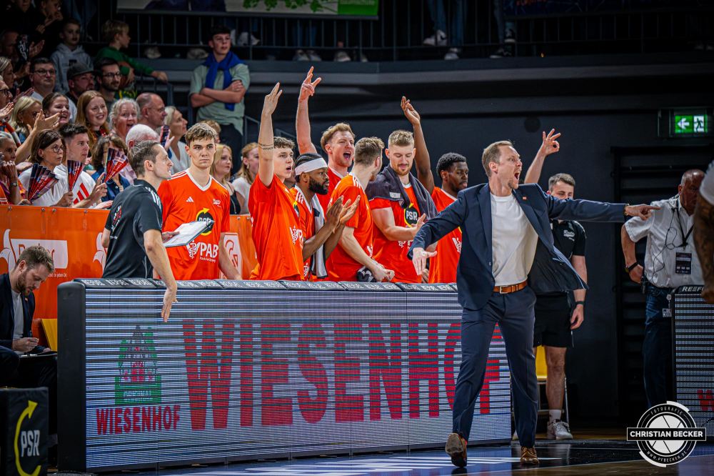 1. Basketball Bundesliga, easyCredit BBL, Saison 2025/2026, Herren, Hauptrunde, 1. Spieltag, 27.09.2025, RASTA Vechta - MLP Academics Heidelberg
Das Team von RASTA Vechta w&auml;hrend der Partie
Schlüsselwörter: 1. Bundesliga;1. Spieltag;27.09.2025;Academics;BBL;Basketball;Hauptrunde;Heidelberg;Liga;MLP;RASTA;RASTA Dome;Saison 2025/2026;Vechta;easycredit
