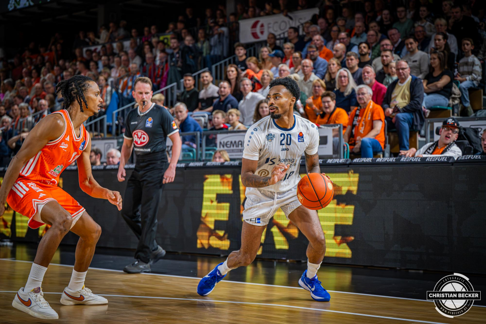 1. Basketball Bundesliga, easyCredit BBL, Saison 2025/2026, Herren, Hauptrunde, 1. Spieltag, 27.09.2025, RASTA Vechta - MLP Academics Heidelberg
Michael Weathers (#20 - MLP Academics Heidelberg) in Aktion
Schlüsselwörter: 1. Bundesliga;1. Spieltag;27.09.2025;Academics;BBL;Basketball;Hauptrunde;Heidelberg;Liga;MLP;RASTA;RASTA Dome;Saison 2025/2026;Vechta;easycredit