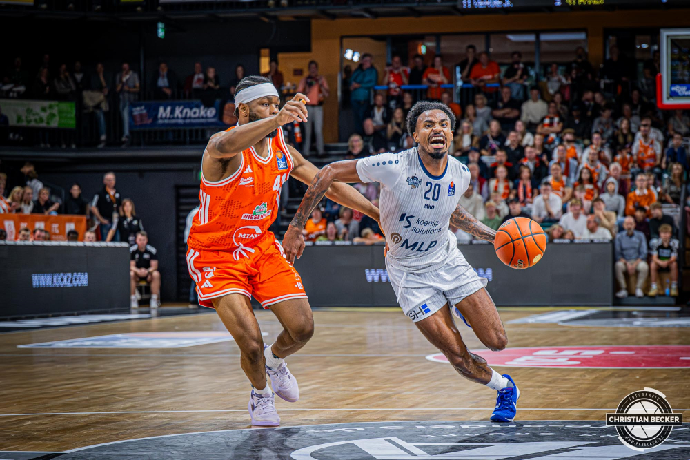 1. Basketball Bundesliga, easyCredit BBL, Saison 2025/2026, Herren, Hauptrunde, 1. Spieltag, 27.09.2025, RASTA Vechta - MLP Academics Heidelberg
Michael Weathers (#20 - MLP Academics Heidelberg) in Aktion gegen Lloyd Pandi (#41 - RASTA Vechta)
Schlüsselwörter: 1. Bundesliga;1. Spieltag;27.09.2025;Academics;BBL;Basketball;Hauptrunde;Heidelberg;Liga;MLP;RASTA;RASTA Dome;Saison 2025/2026;Vechta;easycredit