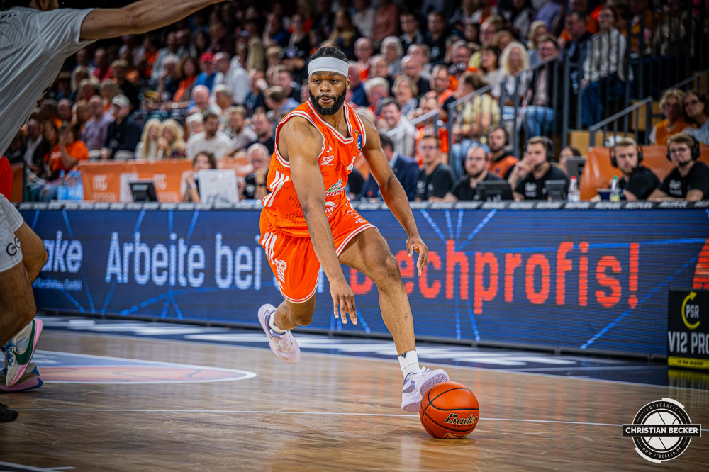 1. Basketball Bundesliga, easyCredit BBL, Saison 2025/2026, Herren, Hauptrunde, 1. Spieltag, 27.09.2025, RASTA Vechta - MLP Academics Heidelberg
Lloyd Pandi (#41 - RASTA Vechta) in Aktion
Schlüsselwörter: 1. Bundesliga;1. Spieltag;27.09.2025;Academics;BBL;Basketball;Hauptrunde;Heidelberg;Liga;MLP;RASTA;RASTA Dome;Saison 2025/2026;Vechta;easycredit