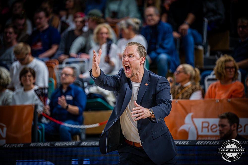 1. Basketball Bundesliga, easyCredit BBL, Saison 2025/2026, Herren, Hauptrunde, 1. Spieltag, 27.09.2025, RASTA Vechta - MLP Academics Heidelberg
Christian Held (Head-Coach - RASTA Vechta) zeigt Emotionen w&auml;hrend der Partie
Schlüsselwörter: 1. Bundesliga;1. Spieltag;27.09.2025;Academics;BBL;Basketball;Hauptrunde;Heidelberg;Liga;MLP;RASTA;RASTA Dome;Saison 2025/2026;Vechta;easycredit