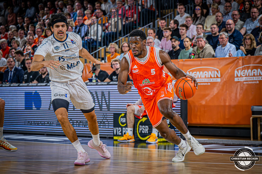 1. Basketball Bundesliga, easyCredit BBL, Saison 2025/2026, Herren, Hauptrunde, 1. Spieltag, 27.09.2025, RASTA Vechta - MLP Academics Heidelberg
TJ Bamba (#5 - RASTA Vechta) in Aktion gegen Erol Ersek (#11 - MLP Academics Heidelberg)
Schlüsselwörter: 1. Bundesliga;1. Spieltag;27.09.2025;Academics;BBL;Basketball;Hauptrunde;Heidelberg;Liga;MLP;RASTA;RASTA Dome;Saison 2025/2026;Vechta;easycredit