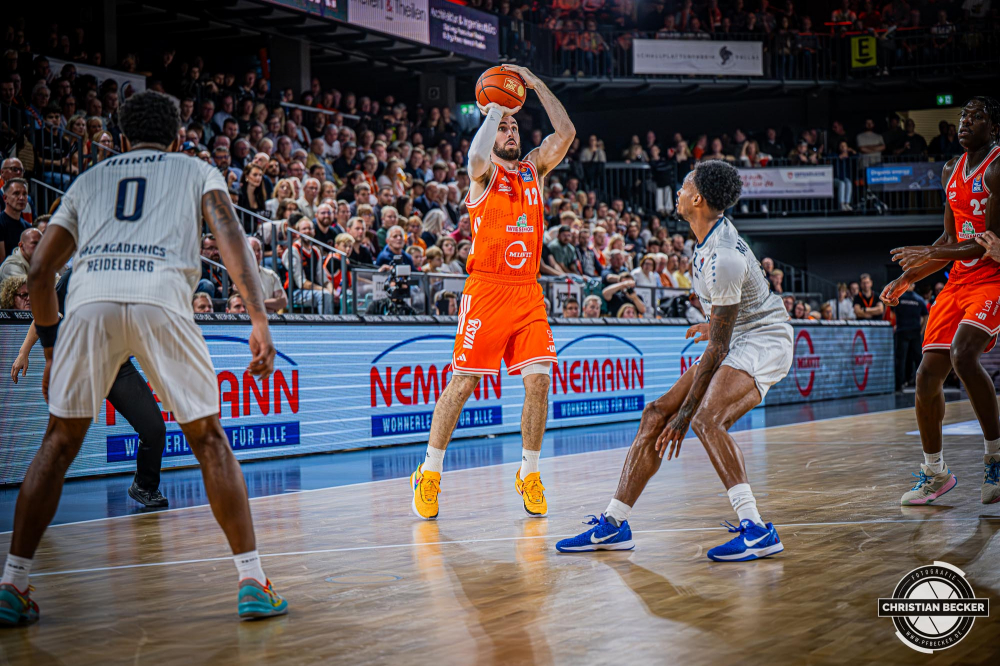 1. Basketball Bundesliga, easyCredit BBL, Saison 2025/2026, Herren, Hauptrunde, 1. Spieltag, 27.09.2025, RASTA Vechta - MLP Academics Heidelberg
Tommy Kuhse (#12 - RASTA Vechta) beim Jumpshot
Schlüsselwörter: 1. Bundesliga;1. Spieltag;27.09.2025;Academics;BBL;Basketball;Hauptrunde;Heidelberg;Liga;MLP;RASTA;RASTA Dome;Saison 2025/2026;Vechta;easycredit