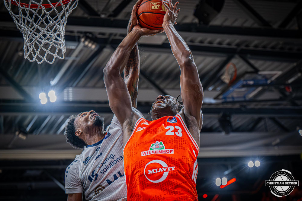 1. Basketball Bundesliga, easyCredit BBL, Saison 2025/2026, Herren, Hauptrunde, 1. Spieltag, 27.09.2025, RASTA Vechta - MLP Academics Heidelberg
Malcolm Dandridge (#23 - RASTA Vechta) beim Korbleger gegen Michael Weathers (#20 - MLP Academics Heidelberg)
Schlüsselwörter: 1. Bundesliga;1. Spieltag;27.09.2025;Academics;BBL;Basketball;Hauptrunde;Heidelberg;Liga;MLP;RASTA;RASTA Dome;Saison 2025/2026;Vechta;easycredit