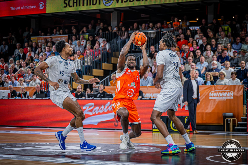 1. Basketball Bundesliga, easyCredit BBL, Saison 2025/2026, Herren, Hauptrunde, 1. Spieltag, 27.09.2025, RASTA Vechta - MLP Academics Heidelberg
TJ Bamba (#5 - RASTA Vechta) in Aktion gegen Osun Osunniyi (#12 - MLP Academics Heidelberg) und Michael Weathers (#20 - MLP Academics Heidelberg)
Schlüsselwörter: 1. Bundesliga;1. Spieltag;27.09.2025;Academics;BBL;Basketball;Hauptrunde;Heidelberg;Liga;MLP;RASTA;RASTA Dome;Saison 2025/2026;Vechta;easycredit