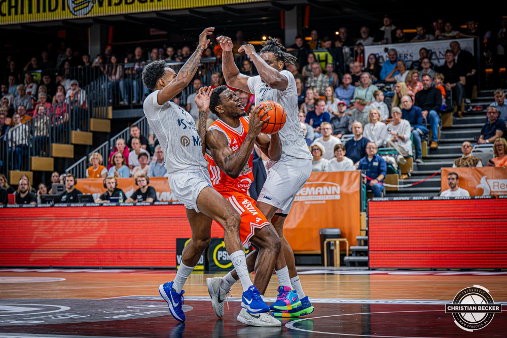 1. Basketball Bundesliga, easyCredit BBL, Saison 2025/2026, Herren, Hauptrunde, 1. Spieltag, 27.09.2025, RASTA Vechta - MLP Academics Heidelberg
TJ Bamba (#5 - RASTA Vechta) in Aktion gegen Osun Osunniyi (#12 - MLP Academics Heidelberg) und Michael Weathers (#20 - MLP Academics Heidelberg)
Schlüsselwörter: 1. Bundesliga;1. Spieltag;27.09.2025;Academics;BBL;Basketball;Hauptrunde;Heidelberg;Liga;MLP;RASTA;RASTA Dome;Saison 2025/2026;Vechta;easycredit