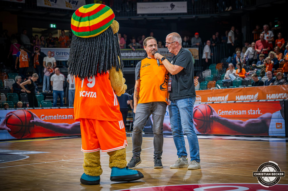 1. Basketball Bundesliga, easyCredit BBL, Saison 2025/2026, Herren, Hauptrunde, 1. Spieltag, 27.09.2025, RASTA Vechta - MLP Academics Heidelberg
Ein Fan von RASTA Vechta bei der 10000&euro; Wurf Challange in der Halbzeitshow
Schlüsselwörter: 1. Bundesliga;1. Spieltag;27.09.2025;Academics;BBL;Basketball;Hauptrunde;Heidelberg;Liga;MLP;RASTA;RASTA Dome;Saison 2025/2026;Vechta;easycredit