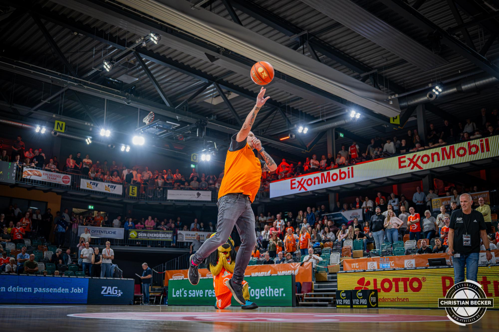 1. Basketball Bundesliga, easyCredit BBL, Saison 2025/2026, Herren, Hauptrunde, 1. Spieltag, 27.09.2025, RASTA Vechta - MLP Academics Heidelberg
Ein Fan von RASTA Vechta bei der 10000&euro; Wurf Challange in der Halbzeitshow
Schlüsselwörter: 1. Bundesliga;1. Spieltag;27.09.2025;Academics;BBL;Basketball;Hauptrunde;Heidelberg;Liga;MLP;RASTA;RASTA Dome;Saison 2025/2026;Vechta;easycredit