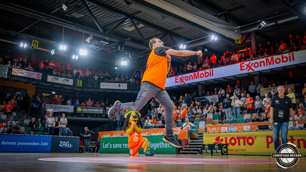 1. Basketball Bundesliga, easyCredit BBL, Saison 2025/2026, Herren, Hauptrunde, 1. Spieltag, 27.09.2025, RASTA Vechta - MLP Academics Heidelberg
Ein Fan von RASTA Vechta bei der 10000&euro; Wurf Challange in der Halbzeitshow
Schlüsselwörter: 1. Bundesliga;1. Spieltag;27.09.2025;Academics;BBL;Basketball;Hauptrunde;Heidelberg;Liga;MLP;RASTA;RASTA Dome;Saison 2025/2026;Vechta;easycredit