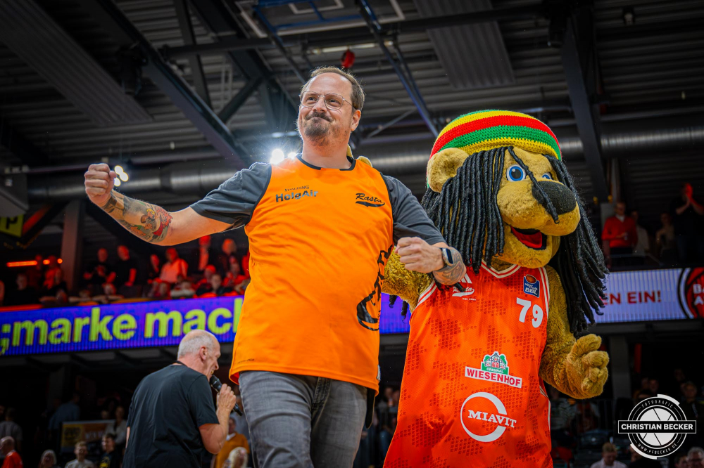 1. Basketball Bundesliga, easyCredit BBL, Saison 2025/2026, Herren, Hauptrunde, 1. Spieltag, 27.09.2025, RASTA Vechta - MLP Academics Heidelberg
Ein Fan von RASTA Vechta bei der 10000&euro; Wurf Challange in der Halbzeitshow
Schlüsselwörter: 1. Bundesliga;1. Spieltag;27.09.2025;Academics;BBL;Basketball;Hauptrunde;Heidelberg;Liga;MLP;RASTA;RASTA Dome;Saison 2025/2026;Vechta;easycredit