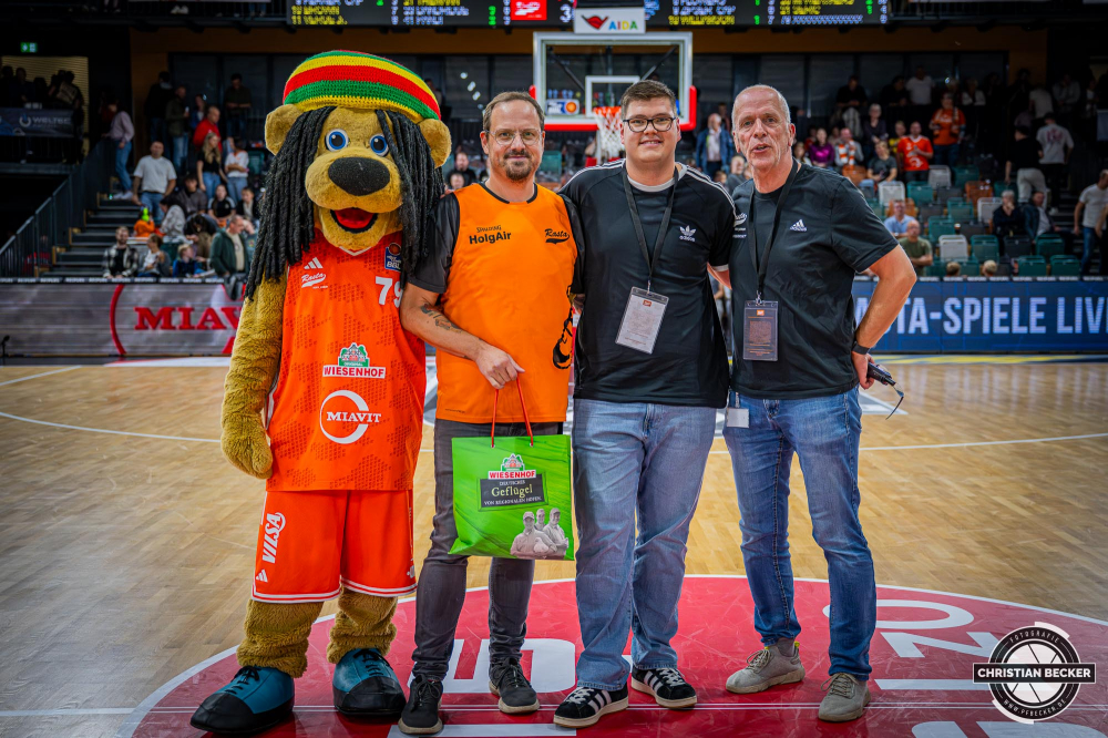 1. Basketball Bundesliga, easyCredit BBL, Saison 2025/2026, Herren, Hauptrunde, 1. Spieltag, 27.09.2025, RASTA Vechta - MLP Academics Heidelberg
Ein Fan von RASTA Vechta bei der 10000&euro; Wurf Challange in der Halbzeitshow
Schlüsselwörter: 1. Bundesliga;1. Spieltag;27.09.2025;Academics;BBL;Basketball;Hauptrunde;Heidelberg;Liga;MLP;RASTA;RASTA Dome;Saison 2025/2026;Vechta;easycredit