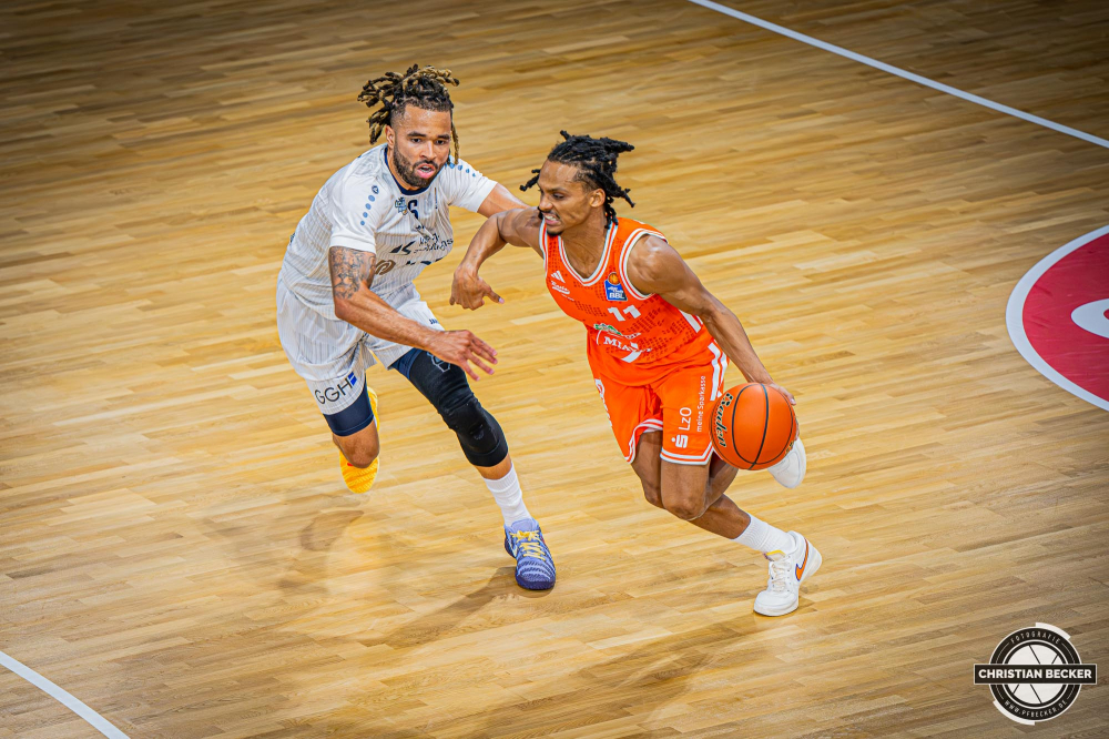 1. Basketball Bundesliga, easyCredit BBL, Saison 2025/2026, Herren, Hauptrunde, 1. Spieltag, 27.09.2025, RASTA Vechta - MLP Academics Heidelberg
Alonzo Verge (#11 - RASTA Vechta) in Aktion gegen Michael Flowers (#6 - MLP Academics Heidelberg) ~
Schlüsselwörter: 1. Bundesliga;1. Spieltag;27.09.2025;Academics;BBL;Basketball;Hauptrunde;Heidelberg;Liga;MLP;RASTA;RASTA Dome;Saison 2025/2026;Vechta;easycredit