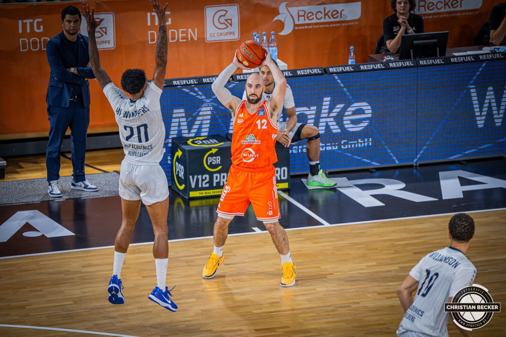 1. Basketball Bundesliga, easyCredit BBL, Saison 2025/2026, Herren, Hauptrunde, 1. Spieltag, 27.09.2025, RASTA Vechta - MLP Academics Heidelberg
Tommy Kuhse (#12 - RASTA Vechta) in Aktion
Schlüsselwörter: 1. Bundesliga;1. Spieltag;27.09.2025;Academics;BBL;Basketball;Hauptrunde;Heidelberg;Liga;MLP;RASTA;RASTA Dome;Saison 2025/2026;Vechta;easycredit