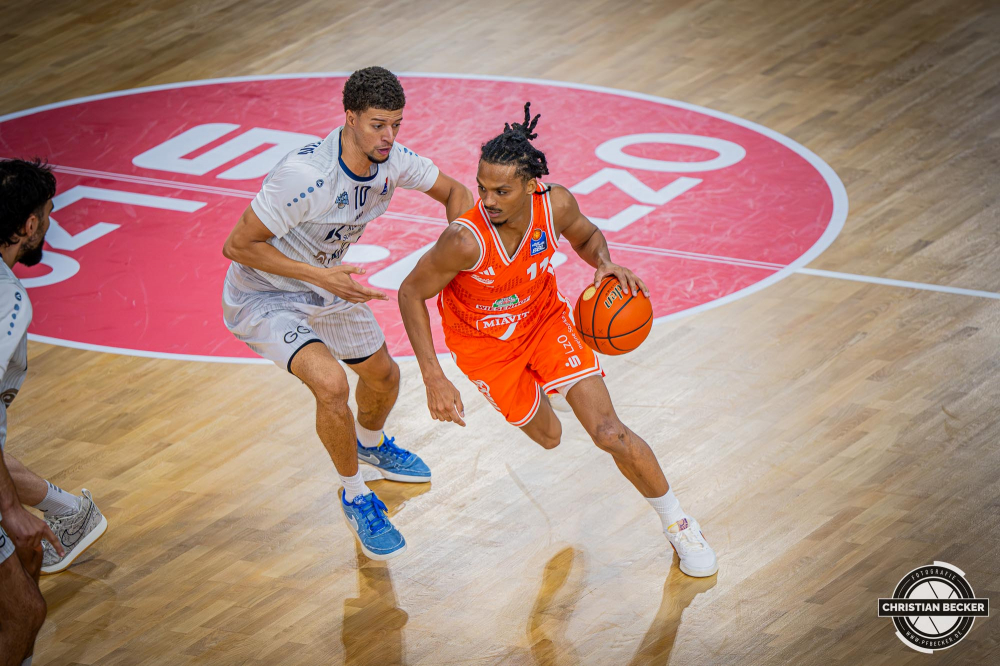 1. Basketball Bundesliga, easyCredit BBL, Saison 2025/2026, Herren, Hauptrunde, 1. Spieltag, 27.09.2025, RASTA Vechta - MLP Academics Heidelberg
Alonzo Verge (#11 - RASTA Vechta) in Aktion gegen Samuell Williamson (#10 - MLP Academics Heidelberg)
Schlüsselwörter: 1. Bundesliga;1. Spieltag;27.09.2025;Academics;BBL;Basketball;Hauptrunde;Heidelberg;Liga;MLP;RASTA;RASTA Dome;Saison 2025/2026;Vechta;easycredit