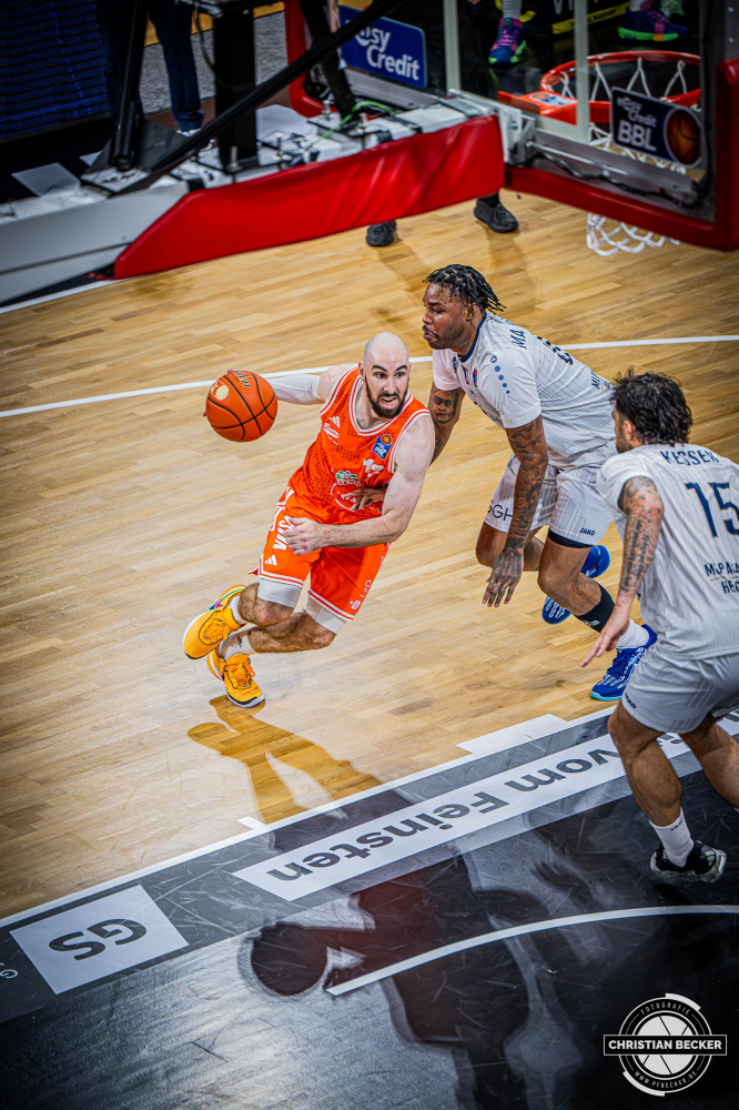 1. Basketball Bundesliga, easyCredit BBL, Saison 2025/2026, Herren, Hauptrunde, 1. Spieltag, 27.09.2025, RASTA Vechta - MLP Academics Heidelberg
Tommy Kuhse (#12 - RASTA Vechta) in Aktion
Schlüsselwörter: 1. Bundesliga;1. Spieltag;27.09.2025;Academics;BBL;Basketball;Hauptrunde;Heidelberg;Liga;MLP;RASTA;RASTA Dome;Saison 2025/2026;Vechta;easycredit