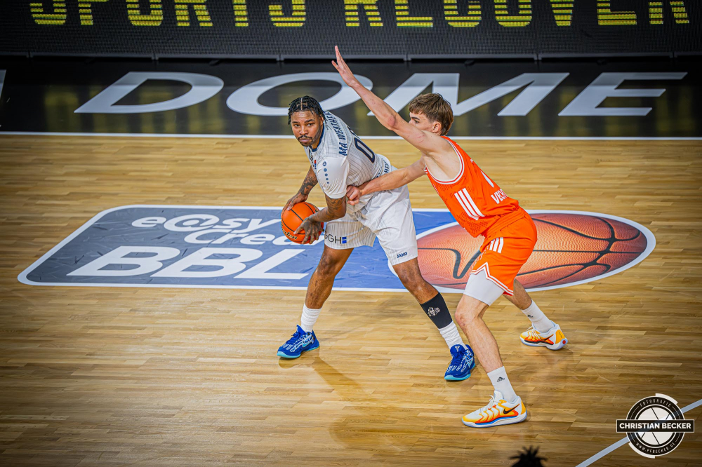 1. Basketball Bundesliga, easyCredit BBL, Saison 2025/2026, Herren, Hauptrunde, 1. Spieltag, 27.09.2025, RASTA Vechta - MLP Academics Heidelberg
Marcus Weathers (#0 - MLP Academics Heidelberg) in Aktion gegen Joschka Ferner (#9 - RASTA Vechta)
Schlüsselwörter: 1. Bundesliga;1. Spieltag;27.09.2025;Academics;BBL;Basketball;Hauptrunde;Heidelberg;Liga;MLP;RASTA;RASTA Dome;Saison 2025/2026;Vechta;easycredit