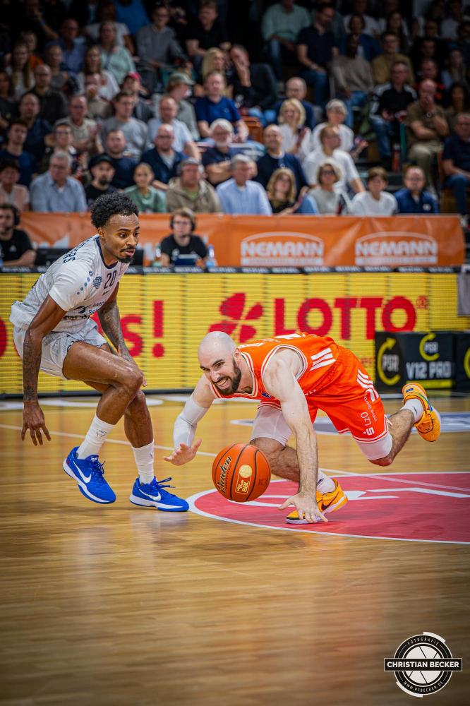 1. Basketball Bundesliga, easyCredit BBL, Saison 2025/2026, Herren, Hauptrunde, 1. Spieltag, 27.09.2025, RASTA Vechta - MLP Academics Heidelberg
Tommy Kuhse (#12 - RASTA Vechta) in Aktion
Schlüsselwörter: 1. Bundesliga;1. Spieltag;27.09.2025;Academics;BBL;Basketball;Hauptrunde;Heidelberg;Liga;MLP;RASTA;RASTA Dome;Saison 2025/2026;Vechta;easycredit