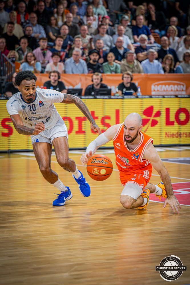 1. Basketball Bundesliga, easyCredit BBL, Saison 2025/2026, Herren, Hauptrunde, 1. Spieltag, 27.09.2025, RASTA Vechta - MLP Academics Heidelberg
Tommy Kuhse (#12 - RASTA Vechta) in Aktion
Schlüsselwörter: 1. Bundesliga;1. Spieltag;27.09.2025;Academics;BBL;Basketball;Hauptrunde;Heidelberg;Liga;MLP;RASTA;RASTA Dome;Saison 2025/2026;Vechta;easycredit